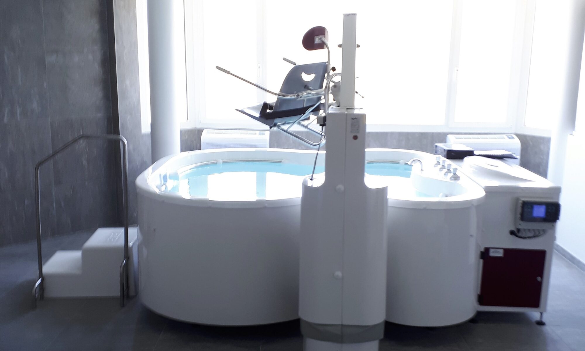 Butterfly pool with pool hosit and dtep